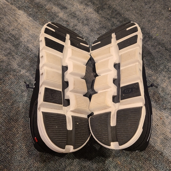 On Cloud 6 Running Shoes - Picture 4 of 5